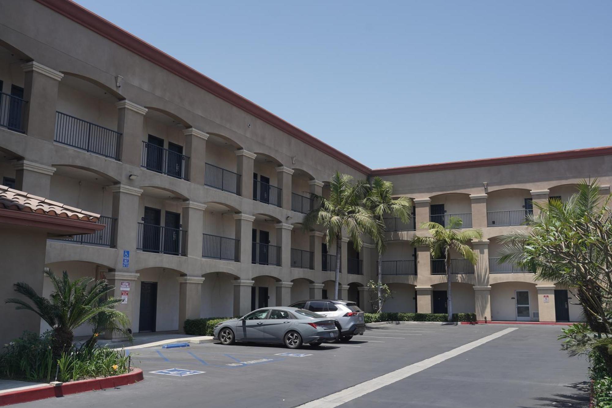 Harbor Inn & Suites Anaheim Exterior photo